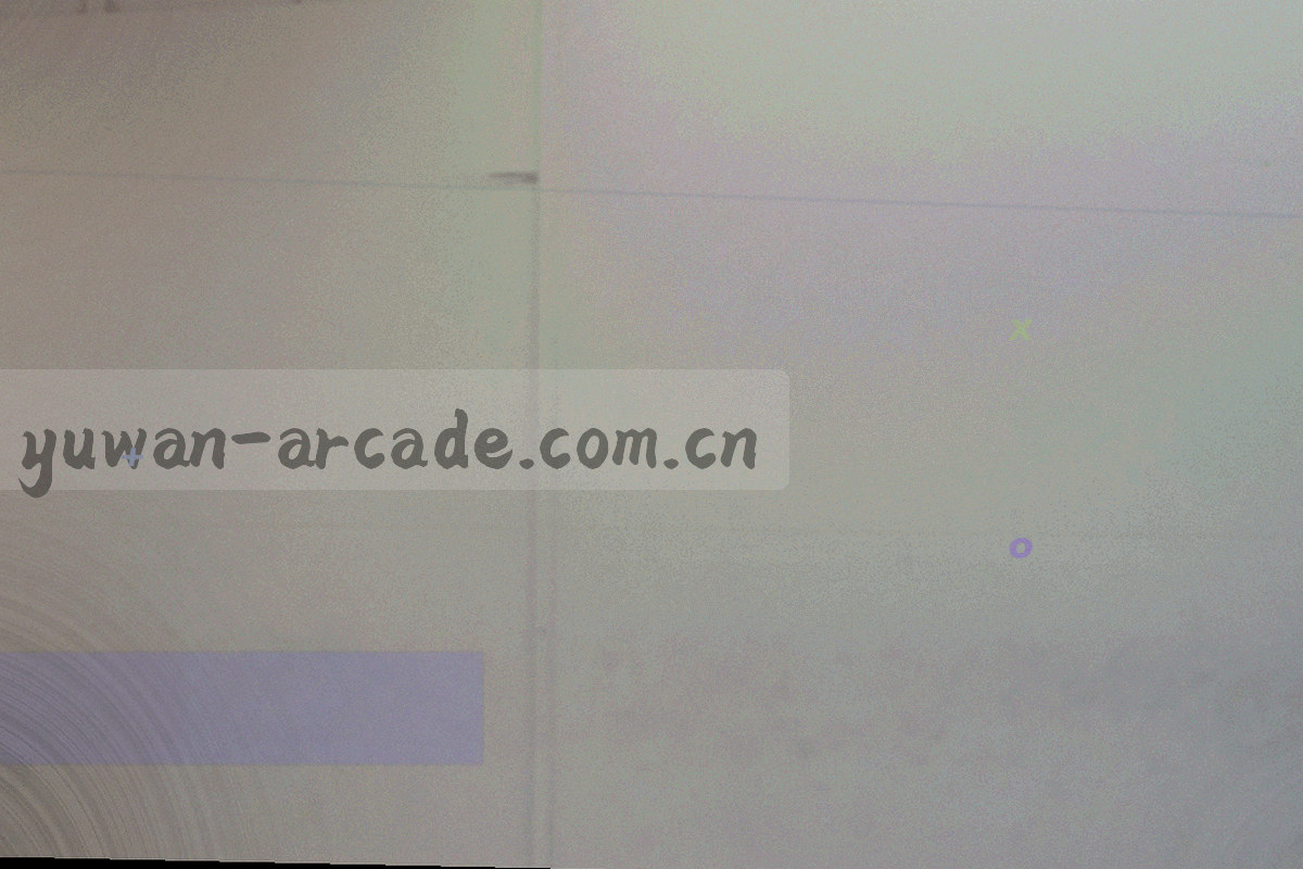 摆着三台不同档位平板与手柄的评测工作台，屏幕上分别显示游戏画面与六维评分记录表